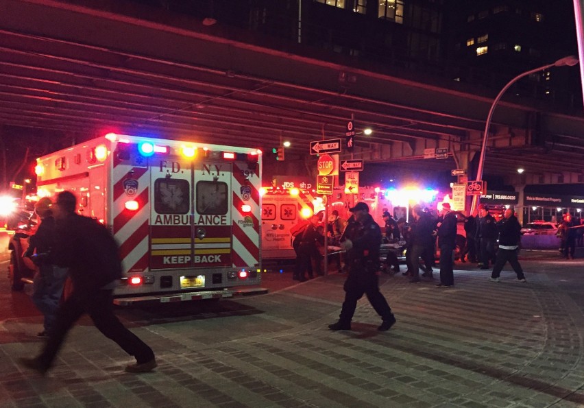 Katastrofa śmigłowca w Nowym Jorku. Helikopter wpadł do East River w Nowym Jorku. Zginęło pięć osób. Katastrofę przeżył tylko pilot