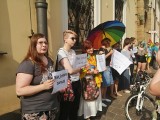 Kraków. Milczący protest LGBT pod krakowską kurią. Oburzeni po słowach abpa Jędraszewskiego. "Sam jesteś zarazą" [ZDJĘCIA]