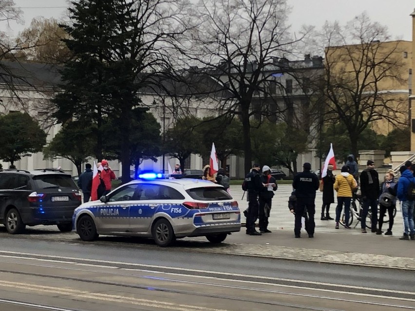 Protest przed łódzką katedrą. Interweniowała policja ZDJĘCIA 