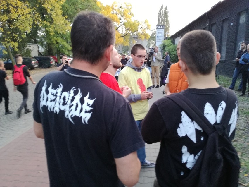 Katowice: odmawiają różaniec przed koncertem zespołu Behemoth ZDJĘCIA + WIDEO