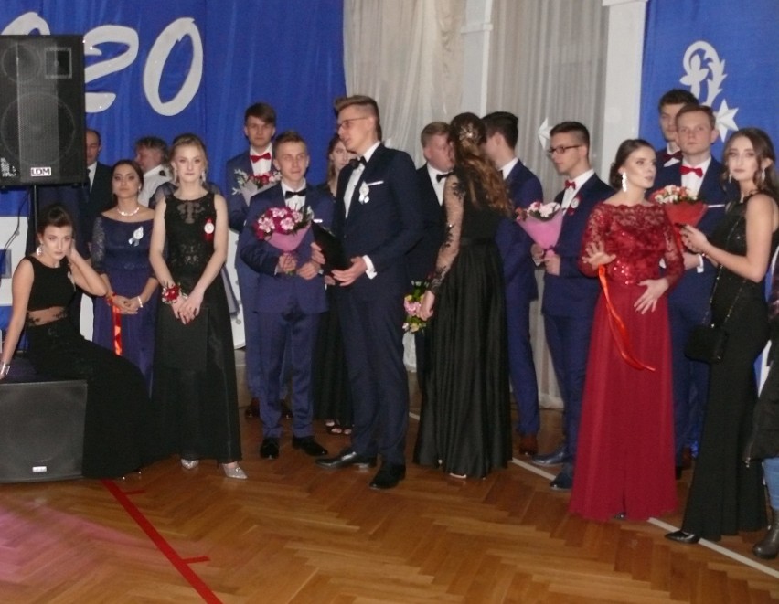 Studniówka 2020 w Liceum Ogólnokształcącym imienia Mikołaja Kopernika w Iłży. Wszystkie klasy tańczyły poloneza [WIDEO, ZDJĘCIA]