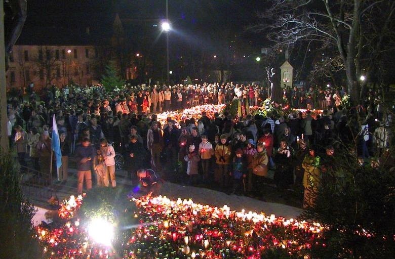 Tysiące osób w Kielcach przyszły pod pomnik Jana Pawła II w...