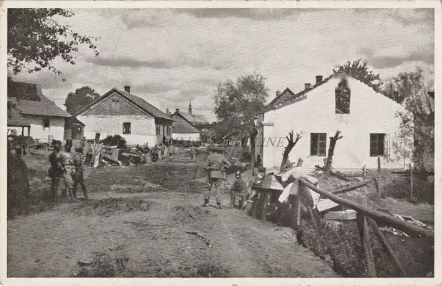 Wyobrażenie o tym, jak wyglądała ulica Krakowska w Proszowicach na początku XX wieku, daje austriacka pocztówka z czasów I wojny światowej. Na zdjęciu widok z ulicy Krakowskiej w kierunku centrum miasta.