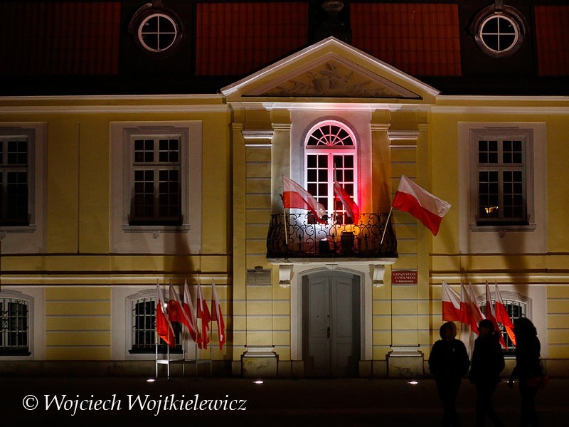 Pałacyk podświetlony na biało-czerwono