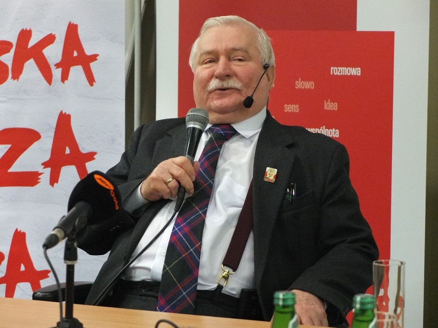 Lech Wałęsa długo odpowiadał na pytania opolan.