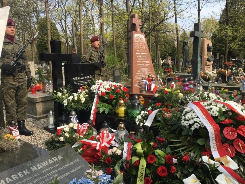 Kraków. Obchody 9. rocznicy katastrofy smoleńskiej. Prezydent Andrzej Duda na Wawelu i na cmentarzu Rakowickim