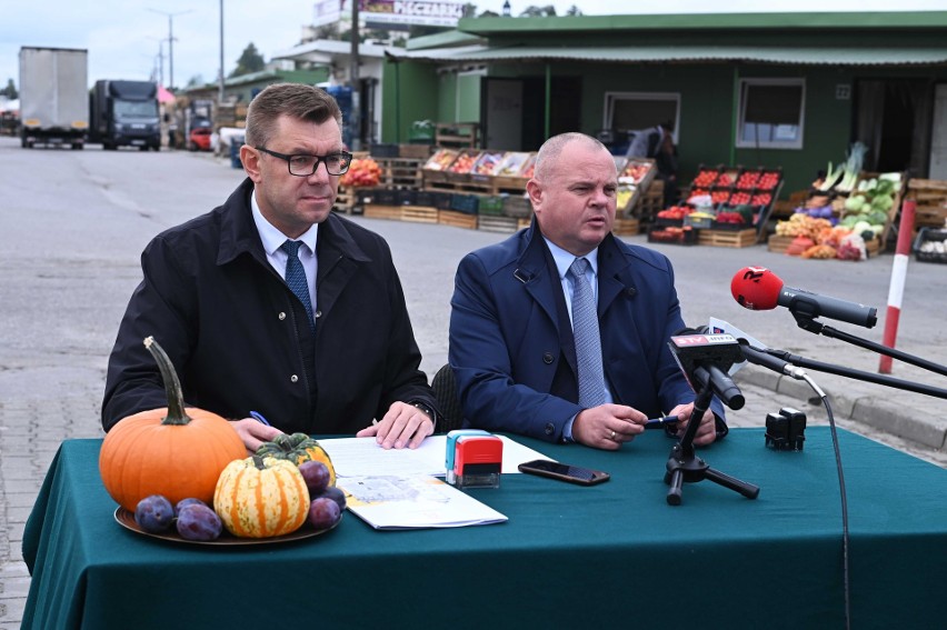 Umowę podpisują od lewej: burmistrz Marcin Marzec i Piotr...