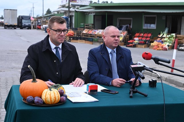 Umowę podpisują od lewej: burmistrz Marcin Marzec i Piotr Justyna, prezes firmy Robson