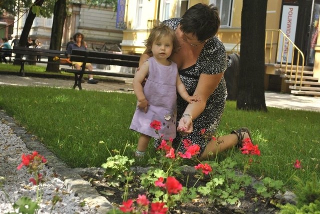 1,5-roczna Ala Ochocka chętnie spaceruje z mamą po trawie na deptaku