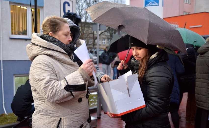 Pracownicy i pacjenci Centrum Onkologii bronią zwolnionej dyrektor [WIDEO, ZDJĘCIA]