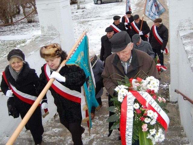 Od wielu lat  byli więźniowie i ich rodziny przyjeżdżają w  rocznicę wyzwolenia do Potulic, by oddać hołd ofiarom