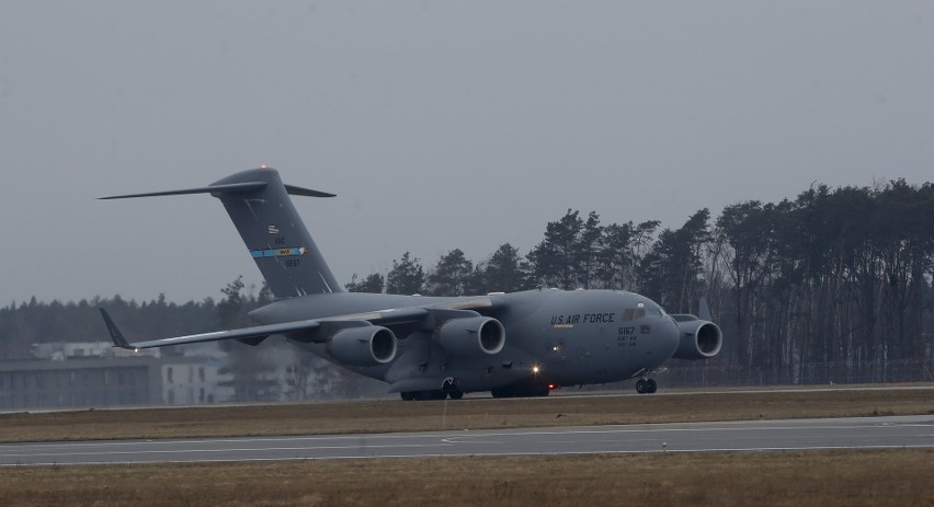 Elitarna amerykańska 82 Powietrznodesantowa ląduje na lotnisku w Jasionce
