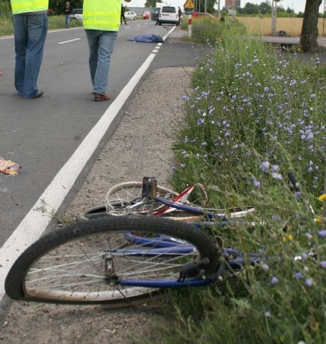 Gorzyce (powiat tarnobrzeski). Rowerzystki trzymały się prawej krawędzi jezdni. Ani chodnika, ani ścieżki rowerowej nie ma. Jedna z kobiet do domu nie dojechała&#8230;