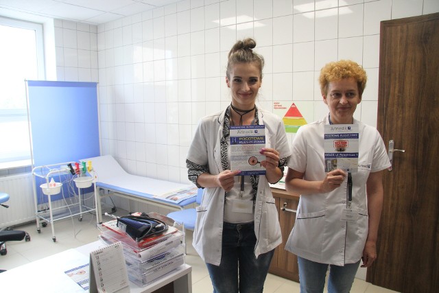 W Centrum Medycznym Artmedik w Kielcach  wyciągną kleszcza pielęgniarki Malwina Burzyńska i Jolanta Głuch. 