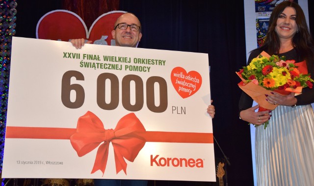 Iwona Dobosz, przedstawiciel firmy Koronea przekazała czek na 6 tysięcy złotych szefowi sztabu WOŚP we Włoszczowie – Sylwestrowi Kowalskiemu.
