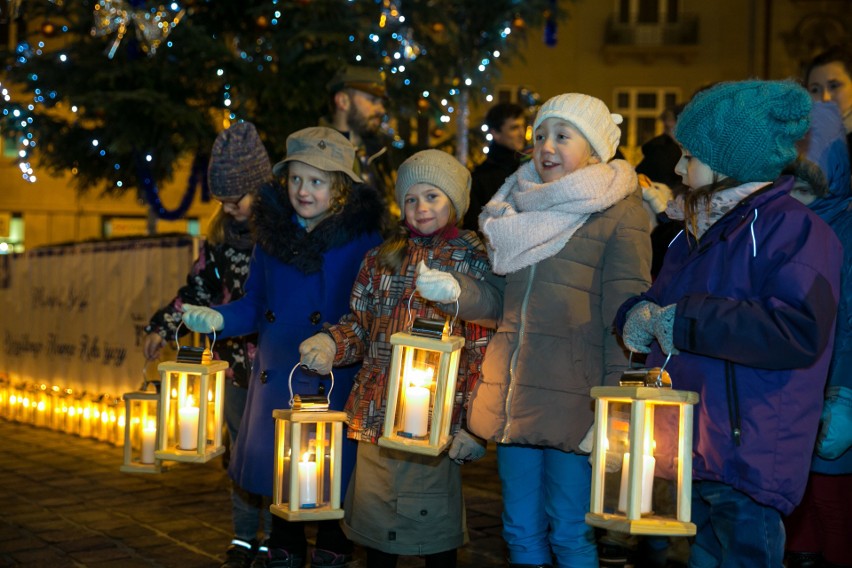 Światełko betlejmskie świeci na Placu Szczepańskim