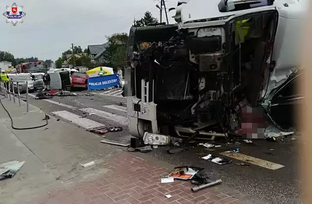 Do poważnego wypadku drogowego doszło dziś około godz. 8 rano na drodze krajowej nr 17 Bełżcu. Doszło tam do zderzenia się cysterny, lawety i trzech samochodów osobowych.