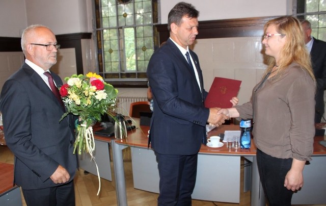 Zofia i Andrzej Jurczokowie przyjmują podziękowania na sesji rady powiatu w Oleśnie.