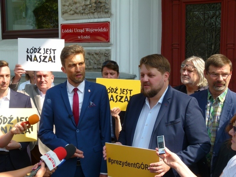 Rafał Górski i poseł Piotr Apel przed łódzkim magistratem.