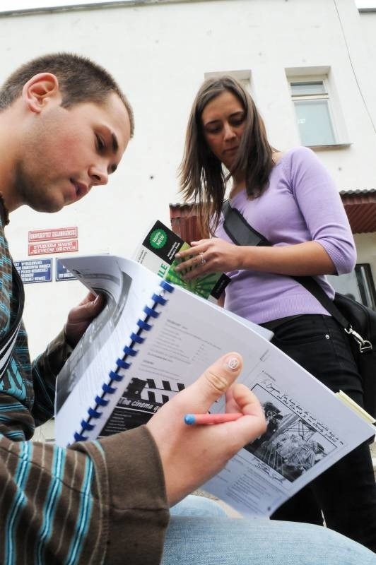 Arkadiusz Wojtkowiak i Małgorzata Oszkinis z III roku ochrony środowiska uważają, że zmiany organizacyjne na uczelni nic nie zmienią w studenckiej nauce języków obcych