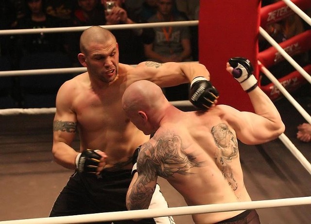 Walkę wieczoru stoczyli w wadze do 95 kg zawodowcy MMA. Jeleniogórzanin Marcin Zontek (z lewej) po minucie wymiany ciosów znokautował Macieja Marczewskiego z Koszalina.