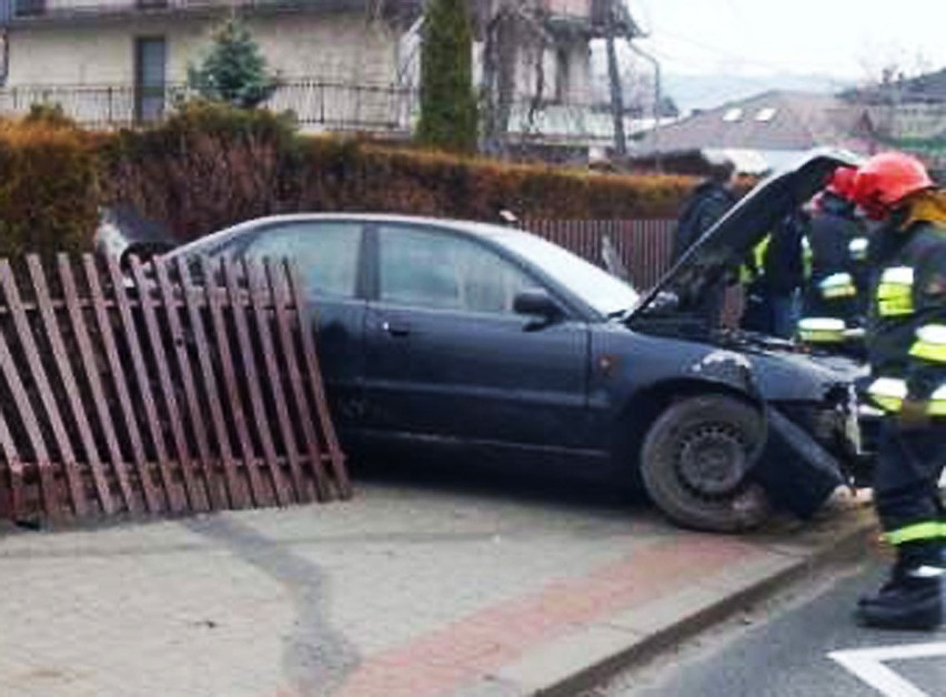 Czerniec. Auto na płocie. Kierowca w szpitalu [ZDJĘCIA]