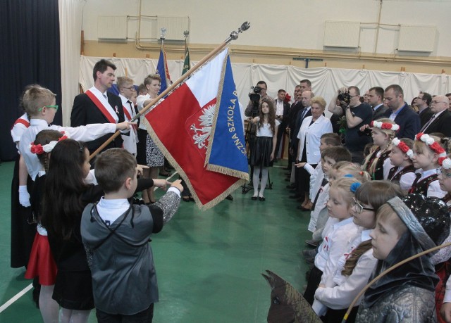 Gmina Kowala. Szkoła w Kończycach Kolonii ma sztandar i imię Orła Białego.