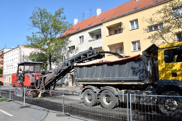 Remont ul. Oleskiej. Rozpoczęto realizację drugiego etapu, pierwszy nadal trwa.