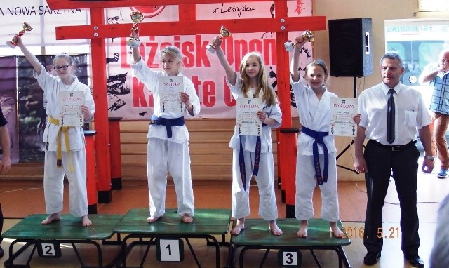 Emilia Motyka (druga z lewej) zajęła w Leżajsku pierwsze miejsce.