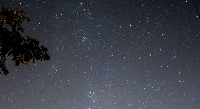 W nocy z 12 na 13 sierpnia nad Śląskiem widoczność była doskonała, dlatego oprócz meteorów można było podziwiać również otchłanie Drogi Mlecznej, a nawet głębokiego kosmosu. Obserwacje można było prowadzić nawet gołym okiem, choć wielu pasjonatów wyciągnęło w tym celu swoje teleskopy. My postanowiliśmy uchwycić Perseidy na zdjęciach. Choć to dość trudne zadanie, kilka świetlnych smug zachowało się na matrycy aparatu. Droga Mleczna w tle również robi wrażenie.