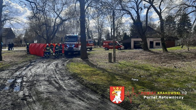 Nagłe zasłabnięcia na ulicy w Czernichowie. Po godzinnej resuscytacji prowadzonej przez świadków zdarzenia, służby medyczne i straże nie udało się uratować poszkodowanego