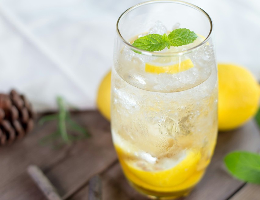 Picie wody z cytryną może zwiększyć uczucie sytości...