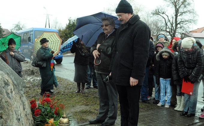 Kwiaty od uczniów w podzięce za twórczość