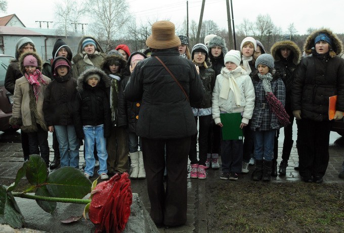 Kwiaty od uczniów w podzięce za twórczość