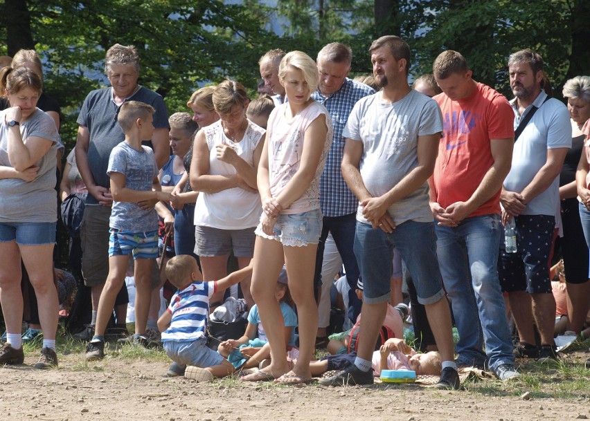 Odkryj Beskid Wyspowy. W niedzielny poranek wspięli się na Szczebel. Bardzo liczną grupę stanowili najmłodsi turyści [ZDJĘCIA]