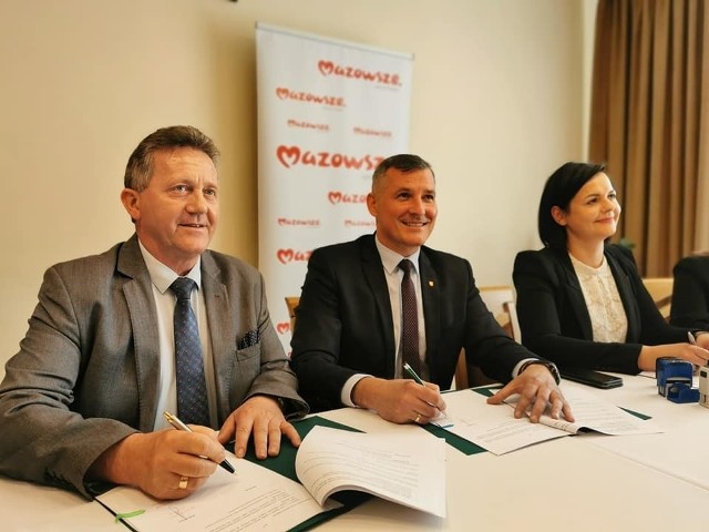 Umowę w sprawie dofinansowania podpisali: wójt gminy Chlewiska Waldemar Sowiński (z lewej) oraz wicemarszałek Rafał Rajkowski.