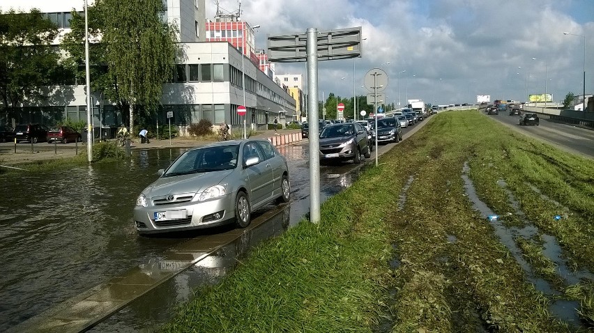 Skutki nocnej nawałnicy we Wrocławiu