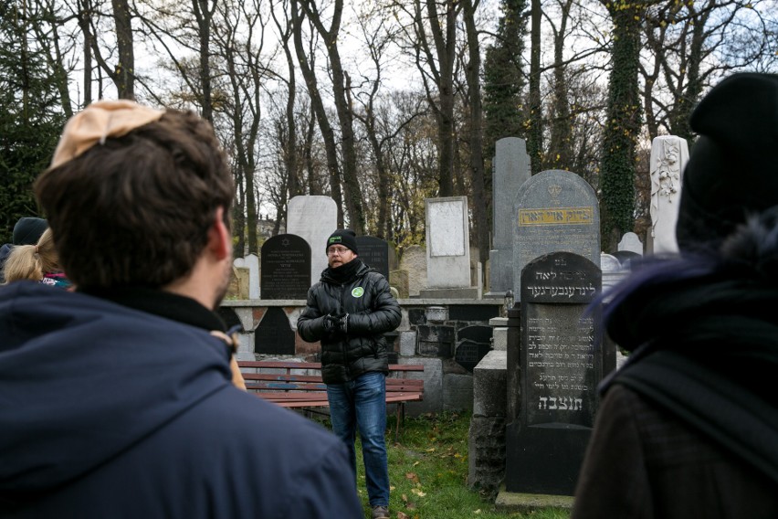 Kraków. Obchody Międzynarodowego Dnia Micwy. Sprzątali cmentarz żydowski