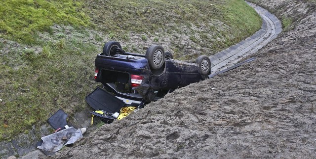 Do wypadku doszło we wtorek, 5 grudnia, na „trasie śmierci” przy skręcie do Wilkanowa. Z drogi wypadł opel, który dachował. Jedna osoba została ranna.Wszystko wydarzyło się na tzw. górce świdnickiej. Kierujący oplem jechał ze Świdnicy. Z „trasy śmierci” skręcił do Wilkanowa. Na zakręcie kierowca wpadł w poślizg, stracił panowanie nad autem i wypadł z drogi. Opel stoczył się z wysokiej skarpy i dachował.Na miejsce przyjechały karetki pogotowia ratunkowego, strażacy i zielonogórska policja. Drogówka zabezpieczyła miejsce zdarzenia. Jedna ranna osoba została przewieziona do szpitala. To pasażer opla.Kierowca samochodu zapewniał, że nie jechał szybko.Przeczytaj też:  Wypadek na S3 w Zielonej Górze. 5 osób rannych, w tym dziecko [ZDJĘCIA]Zobacz też wideo: KRYMINALNY CZWARTEK - 30.11.2017 - 33-latek okradał pacjentów szpitala w Zielonej Górze