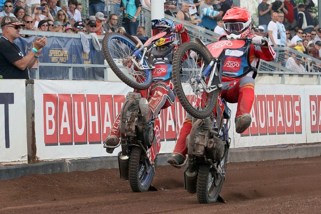 Na torze w niemieckim Landshut rozegrano trzecią, ostatnią rundę Speedway Best Pairs. tak jak w dwóch poprzednich turniejach, nie było mocnych na Fogo Power! W Toruniu i Rzeszowie wygrywali Jarosław Hampel i Emil Sajfutdinow, w Landshut Rosjanina zmienił Piotr Pawlicki. Polacy pewnie wygrali rundę finałową, a półfinale rozprawili się z ekipą Monster Energy, a finale nie dali szans eKantor.pl Team.W klasyfikacji generalnej ekipa Fogo Power zwyciężyła pewnie. O drugie miejsce trzeba było rozegrać wyścig dodatkowy. W nim eKantor.pl Team pokonał parę Trans MF Pro Race Team.Wyniki 3. rundy SBP w Landshut:1. Fogo Power - 32 pktJarosław Hampel 17 (1,3,3,2,3,3,2)Piotr Pawlicki 15 (3,2,2,1,2,2,3) 2. ekantor.pl Team - 20+3 pktGrzegorz Zengota 13 (2,2,2,3,1,2,1) +2Piotr Protasiewicz 7 (1,1,3,1,0,1,0)+1 3. Trans MF Pro Race - 21+3 pktAndrzej Lebidiew 7 (2,3,1,0,1,0) +0Leon Madsen 14 (3,0,2,3,3,3) + 34. Monster Energy Team - 14 pktJack Holder 10 (2,3,0,2,2,1)Paweł Przedpełski 4 (0,0,1,3,0,d)5. Team Bauhaus - 11 pktAndreas Jonsson 9 (1,2,1,2,3)Jacob Thorssell 2 (0,1,0,0,1)6. Starkom Racing - 10 pktVaclav Milik 10 (3,1,3,2,1)Damian Dróżdż 0 (0,0,0,0,0)Klasyfikacja generalna SBP:1. Fogo Power - 30 pkt2. ekantor.pl Team - 18 pkt (+ zwycięstwo w wyścigu dodatkowym)3. Trans FM Pro Race Team - 18 pkt4. Monster Energy Speedway Team - 16 pkt5. Starkom Racing Team - 6 pkt6. Team Bauhaus - 5 pkt