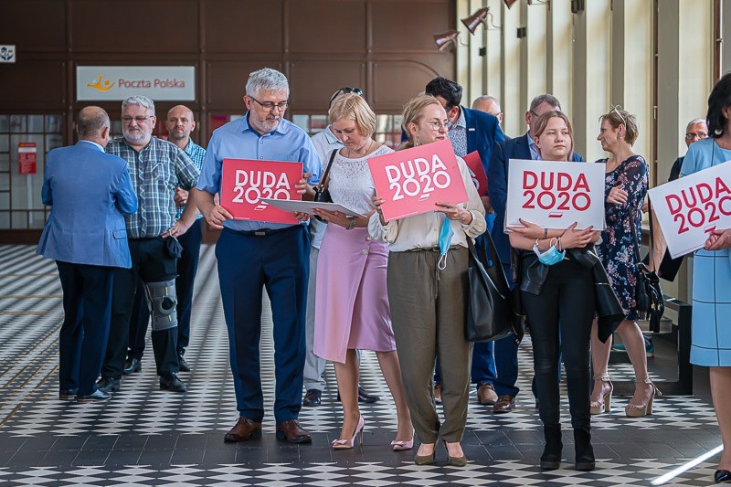 Nowy Sącz. Beata Szydło spotkała się z mieszkańcami  w budynku dworca PKP [ZDJĘCIA]