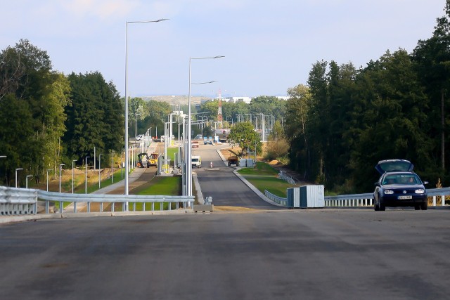 W ramach inwestycji poszerzana jest ul. Kosmonautów na odcinku od kąpieliska Glinianki do skrzyżowania z ul. Fieldorfa.