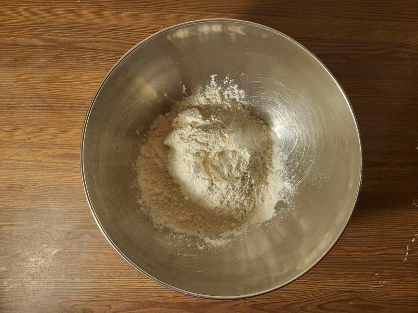 Do dużej miski wsyp mąkę pszenną i żytnią.