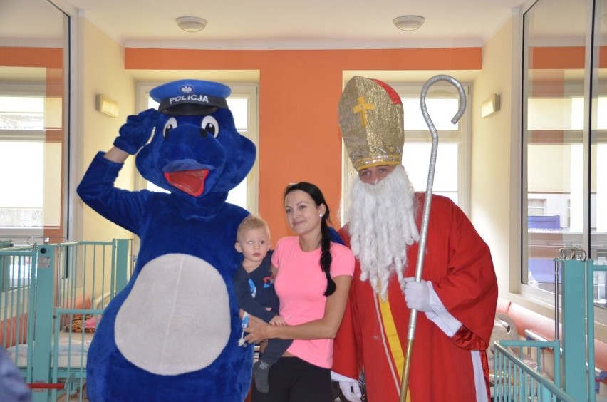Święty Mikołaj wspólnie z policjantami odwiedził dzieci w krakowskich szpitalach