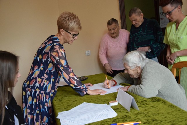 Do tego lokalu wyborczego nikt nie wchodził, ani go nie opuszczał. Przed godziną 12.00 do urny wyborczej poszło w nim jednak 30 proc. wyborców. Obwodowa Komisja Wyborcza nr 8 w Kamieniu Kr. jest specyficzna, ponieważ mieści się w miejscowym Domu Pomocy Społecznej. Podczas każdych wyborów, w tym tegorocznych  do Europarlamentu, tworzy się lokal wyborczy, by ułatwić oddanie głosu  najstarszym mieszkańcom  miasta. To ukłon w stronę tych, dla których dotarcie do innego miejsca w celu zagłosowania byłoby niemałym kłopotem.  W Domu Pomocy Społecznej w Kamieniu Kr. uprawnionych do głosowania było 60 osób. Dodajmy, że tu mieszka najstarsza mieszkanka gminy, pani Cecylia Araszewicz, która w czerwcu skończy 105 lat.