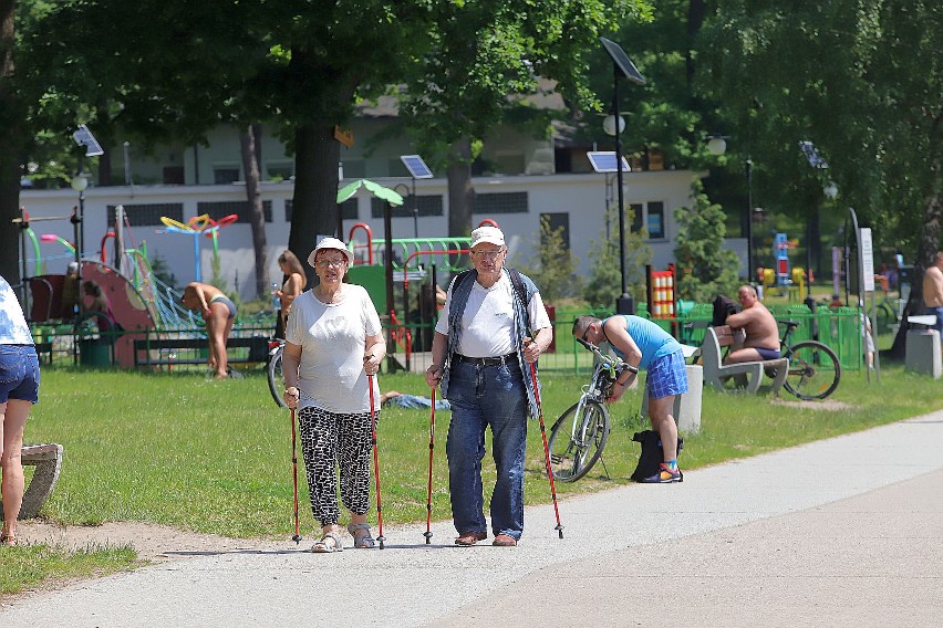 W upalną sobotę łodzianie zapomnieli o epidemii koronawirusa. Tłumy mieszkańców miasta w Arturówku [ZDJĘCIA]