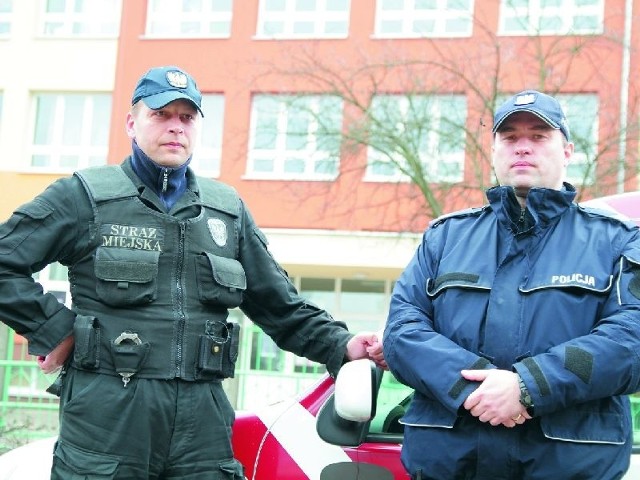 Starszy inspektor Maciej Szafraniec (z lewej) i sierżant sztabowy Adam Popławski patrolują tereny wokół białostockich szkół. Codziennie mają do czynienia z młodocianymi przestępcami.