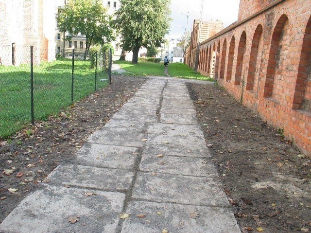 Na razie koło ruin kościoła św. Mikołaja robotnicy ułożyli tylko kawałek chodnika z kamiennych starych płyt. Dalej biegnie wydeptana ścieżka.