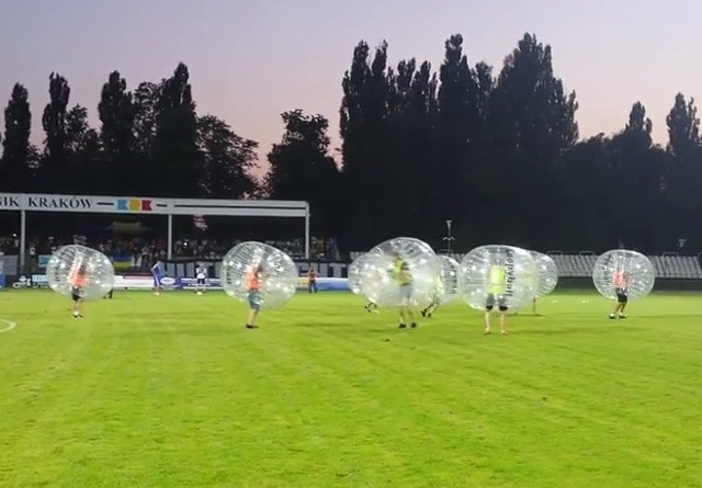 Bubble Football na obiekcie Hutnika Kraków w przerwie meczu Hutnik - Dynamo Kijów