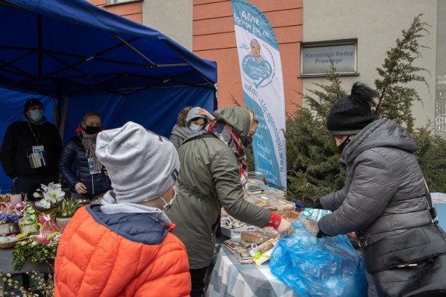 Celinkowe stoisko podczas Frymarku bydgoskiego oferowało nie tylko pyszne pączki, według specjalnej receptury Koła Gospodyń Wiejskich z Królikowa, ale również domowe ciasta i świąteczne ozdoby